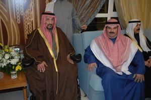 الشيخ فهد سالم العلي في صورة مع والده سمو الشيخ سالم العلي
