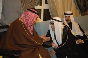 احد المهنئين في حديث مع سمو الشيخ سالم العلي
