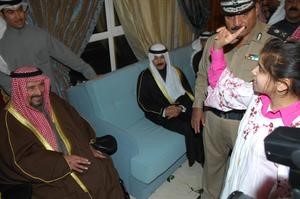 احدى الزهرات تلقي قصيدة ترحيبية بسمو الشيخ سالم العلي
