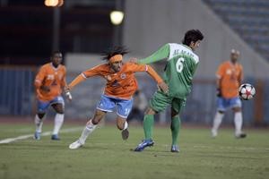 فهد العنزي واحمد عبدالغفور يبحثان عن الكرة
﻿