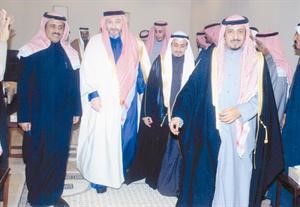 صاحب السمو الملكي الامير خالد بن طلال بن عبدالعزيز وفي وداعه غلاب ومحمد وخالد بن بصيص﻿