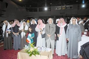 وزير الاعلام الاسبق محمد السنعوسي والعملاق عبدالحسين عبدالرضا في مقدمة الحضور﻿