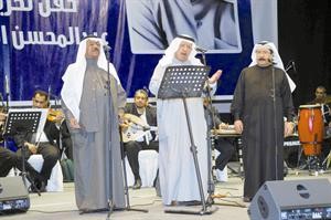 الثلاثة الكبار الجميري والمهنا والحريبي في وصلة غنائية﻿