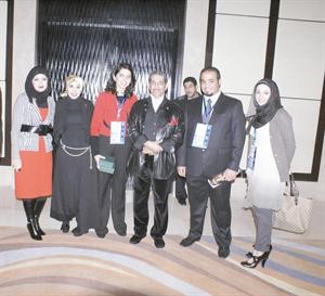 مالخرافي يتوسط مجموعة من المهندسين
