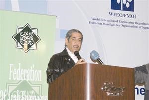 معادل الخرافي يلقي كلمته
