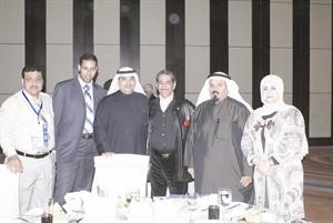 مالخرافي يتوسط عددا من الصحافيين
