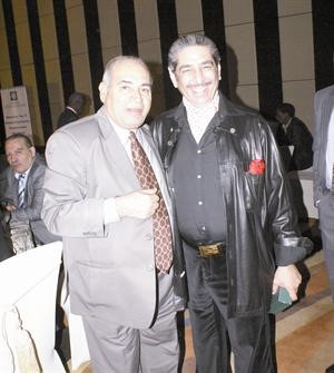 الخرافي يكرم احد المهندسين