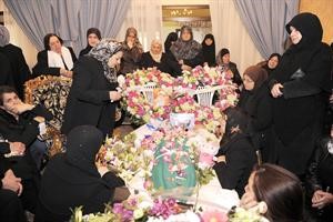محمود الطويل﻿﻿جثمان الطفلة جوليا الحاج محاطا بلعبها واقربائها قبل دفنها امس﻿