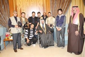 سمو الشيخ سالم العلي مع الزملاء مصوري الصحف في صورة تذكارية﻿