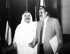 عثمان ابوسيدو في صورة مع صاحب السمو الامير الشيخ صباح الاحمد خلال احدى المناسبات
﻿