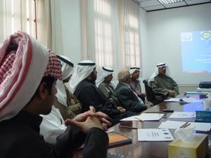 دعبدالرحيم ذياب وفيصل الثويني خلال الاجتماع مع الروابط الطلابية

