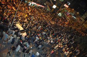 الجماهير المصرية احتشدت بالالاف في شوارع حولي احتفالا بالفوز التاريخي على الجزائر﻿