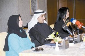 عبدالوهاب البدر وتماضر السديراوي ومنى العياف خلال اللقاء مع الطلبة المشاركين في الرحلتين