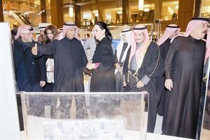 الشيخة امثال الاحمد مستمعة الى شرح من طارق العثمان حول برج الحمراء