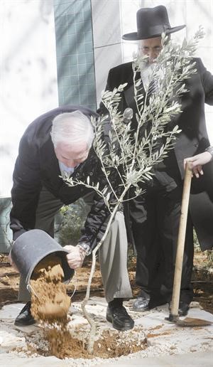 نتنياهو يزرع شجرة في مستوطنة ارييل في الضفة الغربية، حيث يؤكد ان المستوطنات الرئيسية في الضفة ستظل جزءا من اسرائيل للابد﻿