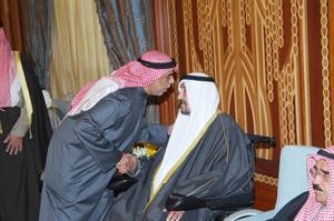 النائب مناجي العبدالهادي يطبع قبلة على راس سمو الشيخ سالم العلي﻿