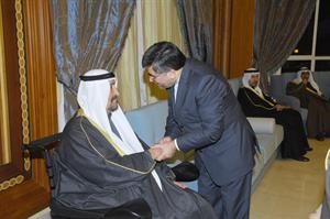 السفير الايراني علي جنتي مصافحا سمو الشيخ سالم العلي﻿
