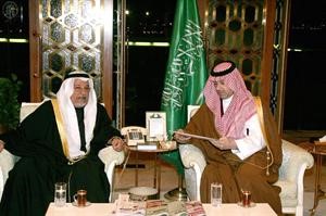 الشيخ علي الجراح لدى تسليمه الرسالة الى صاحب السمو الملكي الامير عبدالعزيز بن عبدالله بن عبدالعزيز﻿