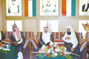 صاحب السمو الامير الشيخ صباح الاحمد وسمو ولي العهد الشيخ نواف الاحمدفي زيارة لاهالي الجهراء ويبدو الداعية بدر الحجرف