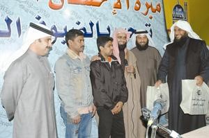 د عبدالعزيز الفوزان يلقن احد المهتدين الجدد الشهادتين في مخيم مبرة الاحسان بحضور الحجرف