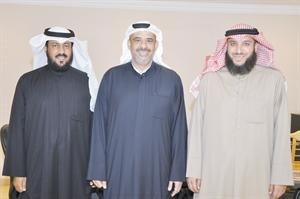 هلال المطيري يتوسط الفارس والنبهان
