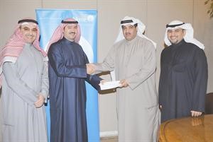 حمد المرزوق يسلم شيك الرعاية لطلال اللحدان بحضور علي العثمان وراشد بورسلي﻿