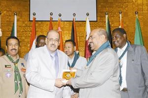 الرئيس السوداني مكرما دعيج الدعيج﻿