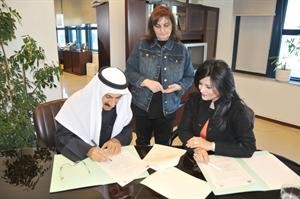 دعبدالرضا اسيري خلال توقيع الاتفاقية مع سعاد السويدان﻿