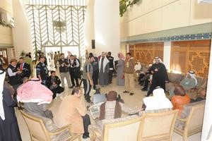 الزملاء الصحافيون في بهو المجلس معترضين على الاجراءات الجديدة﻿