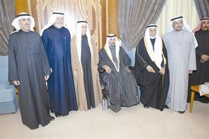 المستشار راشد الحماد واعضاء وفد بيت الزكاة يهنئون سمو الشيخ سالم العلي﻿