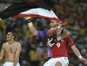 فرحة عصام الحضري ومحمد زيدان فوق العارضة بعد الفوز على غانا	 رويترز
﻿