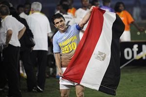 احمد حسن يحمل علم مصر بعد تحقيق الكاس الافريقية
﻿