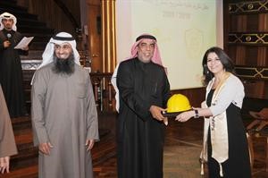 مناجي العبدالهادي مكرما احدى الخريجات بحضور مالقحطاني﻿﻿انور الكندري﻿