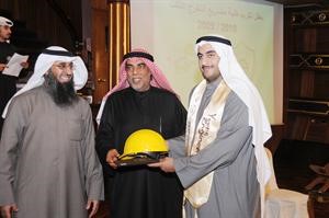تكريم احد الخريجين﻿