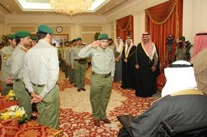 ضابط بالحرس يؤدي التحية لسمو الشيخ سالم العلي
﻿