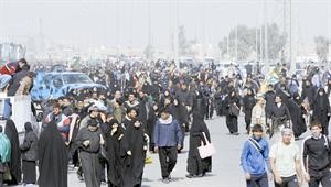 الاف الزوار في طريقهم الى كربلاء سيرا على الاقدام لاحياء اربعينية الامام الحسين افپ