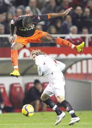 لاعب ڤالنسيا ميغيل طائرا فوق دييغو كابيل رويترز
