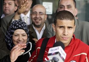محمد زيدان وصل الى المطار ووالدته باستقباله 