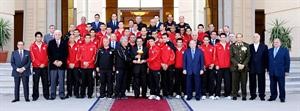 الرئيسي المصري حسني مبارك حاملا كاس افريقيا الى جانب لاعبي المنتخب وجهازيه الفني والاداري