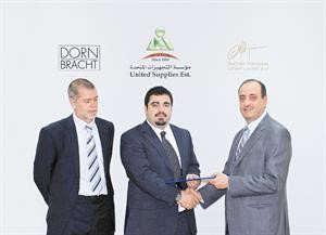 فيل باين ومارك قندلفت وامين الشطي خلال التوقيع على العقد﻿