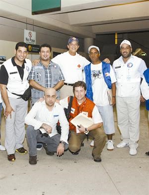 غرسايدري مع بعض المتطوعين الكويتيين بحملة اغاثة منكوبي هاييتي﻿