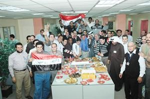مدير التحرير الزميل محمد الحسيني والزميلان عاطف غزال وذعار الرشيدي يشاركون في قطع قالب الحلوى