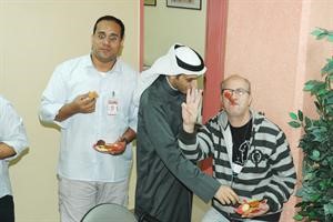 مداعبة بين الزميلين ذعار الرشيدي وحسن ماهر
