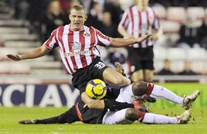 السنغالي ساليف دياو لاعب ستوك يعرقل لاعب سندرلاند لي كاتيرومولرويترز