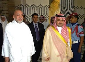 الرئيس الافغاني حامد كرزاي لدى وصوله جدة في بداية زيارته الى السعودية وفي استقباله الامير مشعل بن ماجد	رويترز﻿