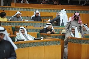 سمو الشيخ ناصر المحمد والشيخ جابر المبارك يتابعان الجلسة ويبدو د محمد العفاسي ود يوسف الزلزلة وعبدالله الرومي وعبدالرحمن العنجري وعلي الراشد
