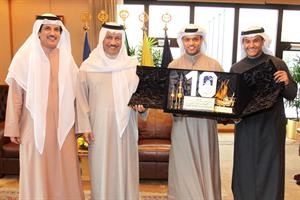 الشيخ جابر المبارك مستقبلا اسعد البنوان واللاعب عبدالله الدويسان