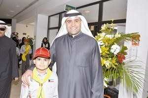 عبدالله ادم الملا مع والده اثناء المعرض
﻿