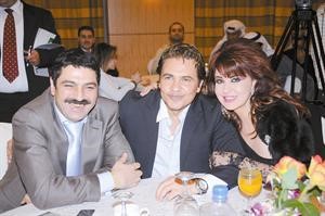محمد رياض يتوسط مادلين طبر والتركي دانيال﻿﻿انور الكندري﻿