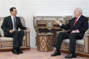 الرئيس السوري بشار الاسد خلال اجتماعه بوزير الخارجية الاسباني ميغيل انخيل موراتينوس في دمشق امس افپ